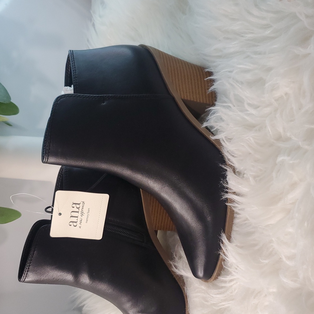 A.N.A women’s Dutch stacked heel booties. NWT